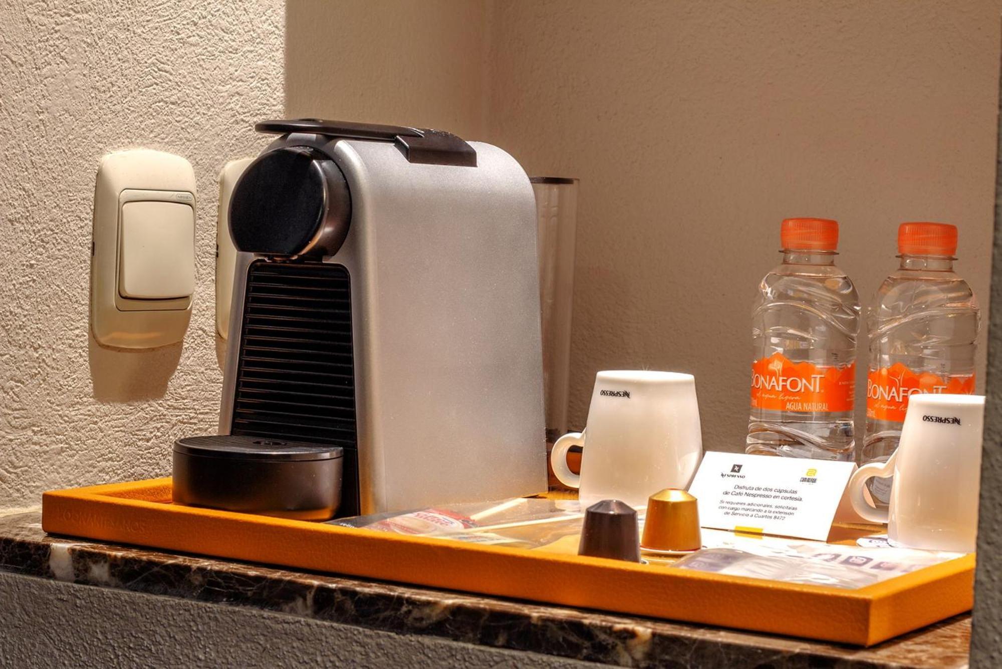 ホテル カミノ リアル ペドリガル メキシコ メキシコシティ エクステリア 写真 A Nespresso coffee machine in a hotel room