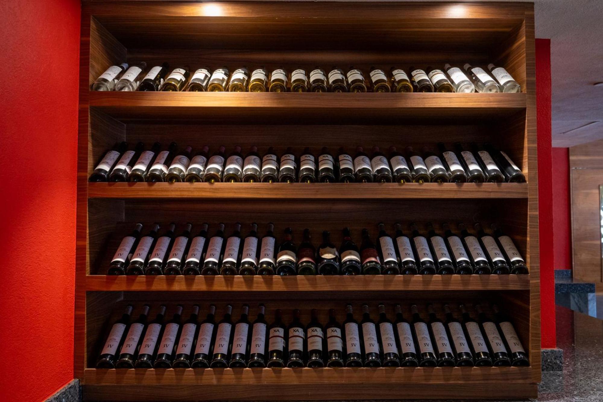 ホテル カミノ リアル ペドリガル メキシコ メキシコシティ エクステリア 写真 Wine bottles in a wine rack