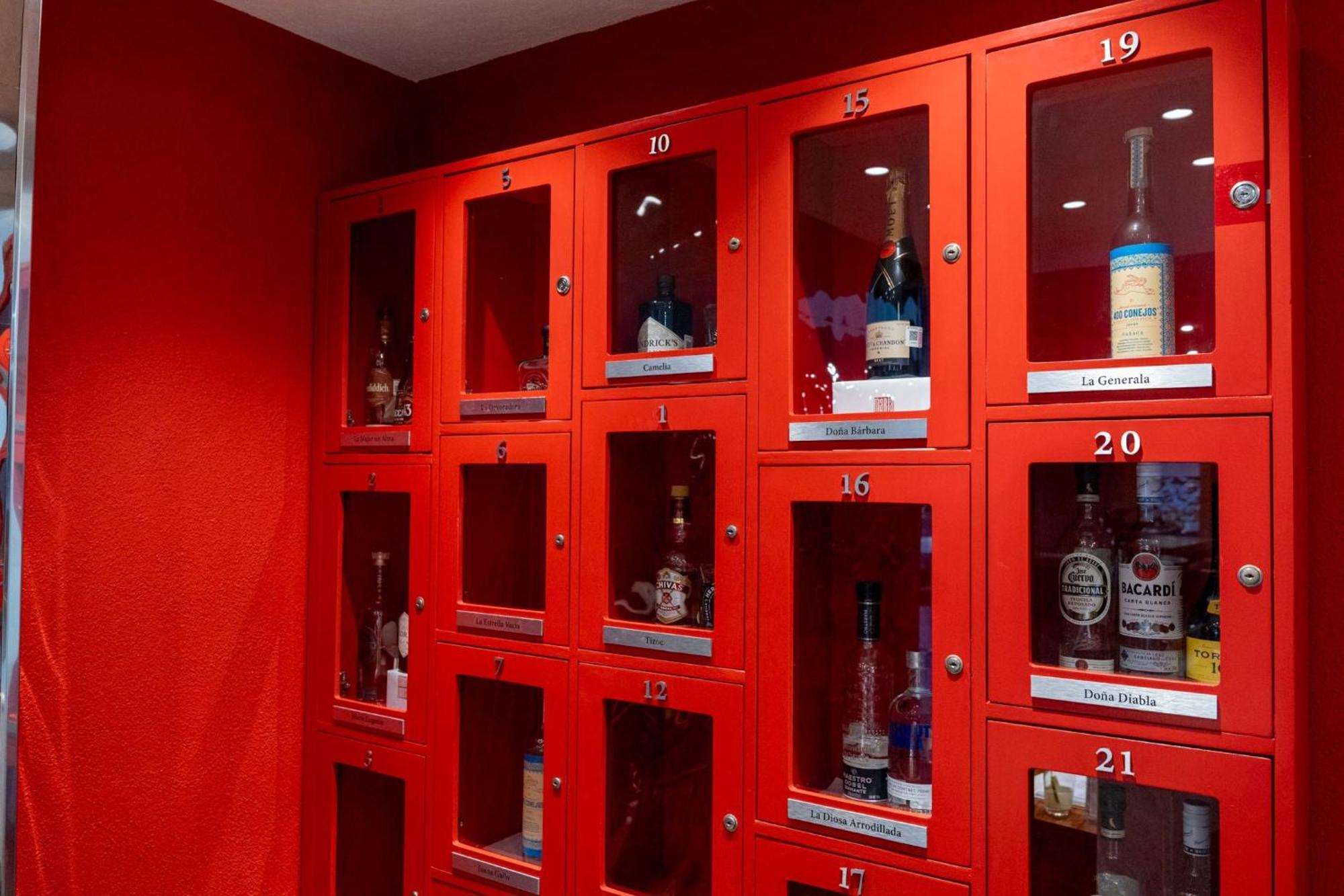 ホテル カミノ リアル ペドリガル メキシコ メキシコシティ エクステリア 写真 Wine lockers at a wine bar