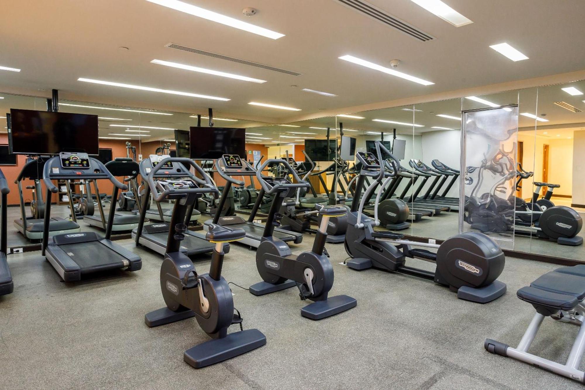 ホテル カミノ リアル ペドリガル メキシコ メキシコシティ エクステリア 写真 A gym at a hotel